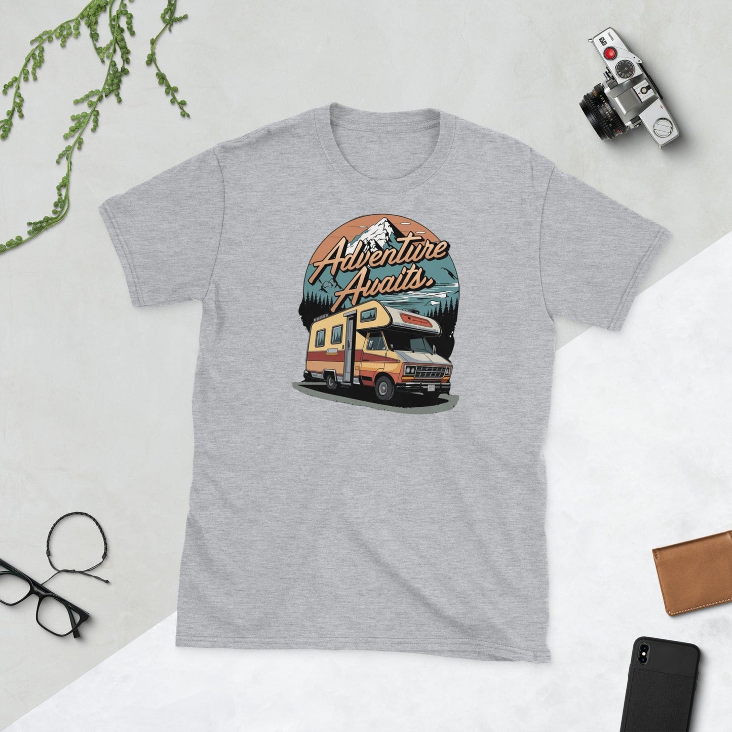 Padres Mágicos Gris deportivo / S Camiseta "Adventure Awaits" - 100% Algodón con Diseño Retro de Caravana