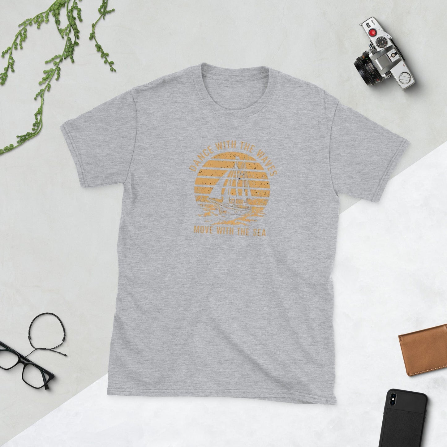 Padres Mágicos Gris deportivo / S Camiseta "Dance with the Waves" - 100% Algodón con Diseño Náutico Retro
