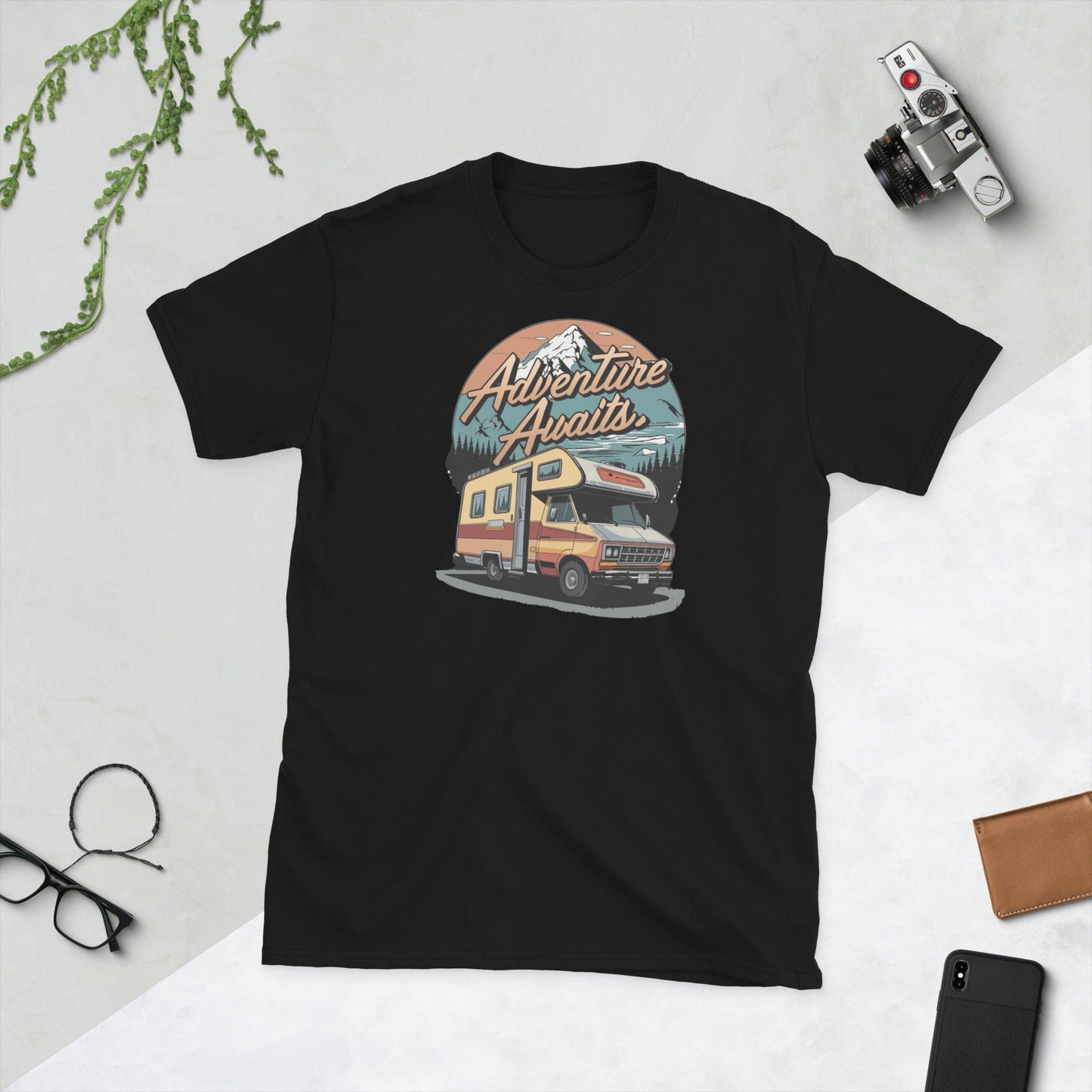 Padres Mágicos Negro / S Camiseta "Adventure Awaits" - 100% Algodón con Diseño Retro de Caravana