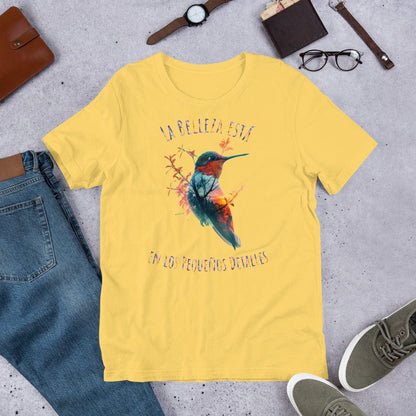 Padres Mágicos Amarillo / S Camiseta "La Belleza Está en los Pequeños Detalles" - Colibrí