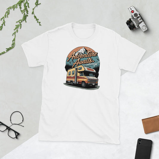 Padres Mágicos Blanco / S Camiseta "Adventure Awaits" - 100% Algodón con Diseño Retro de Caravana