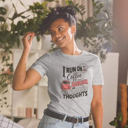 Padres Mágicos Gris deportivo / S Camiseta "I Run on Coffee, Sarcasm, and Inappropriate Thoughts" - 100% Algodón con Diseño Humorístico