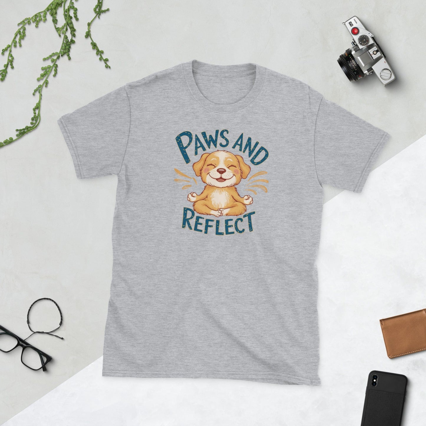 Padres Mágicos Gris deportivo / S Camiseta "Paws and Reflect" - 100% Algodón con Diseño de Perro Meditando