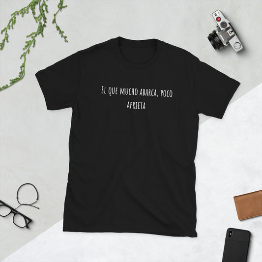 Padres Mágicos Negro / S Camiseta "El que Mucho Abarca, Poco Aprieta" - Refrán Sabio y Divertido